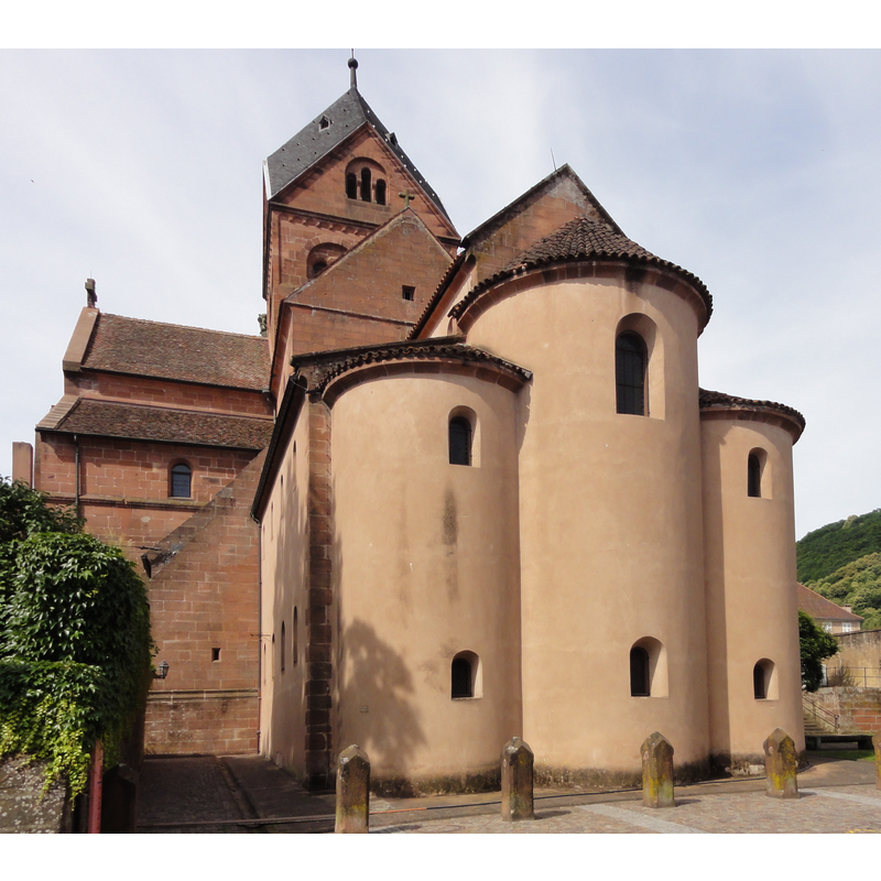 Source caption: "Église abbatiale Saints-Pierre et Paul [...] Vue sur le chevet et les absides semi-circulaires à deux niveaux, correspondant aux chapelles Ste-Catherine (bas) et St-Sébastien (haut)."