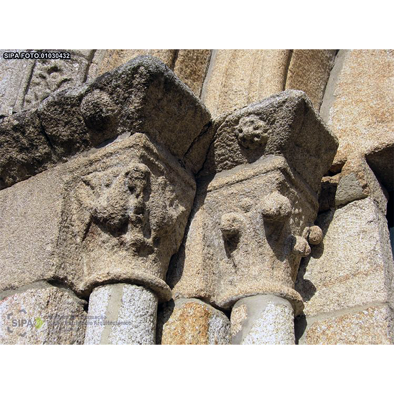 Source caption: "Fachada principal: capitéis do portal (lado esquerdo)"