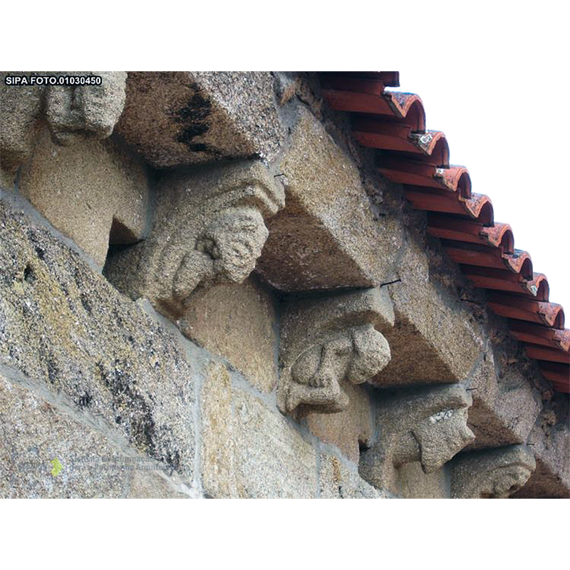 Source caption: "Fachada lateral direita: cachorros sob a cornija da nave".
