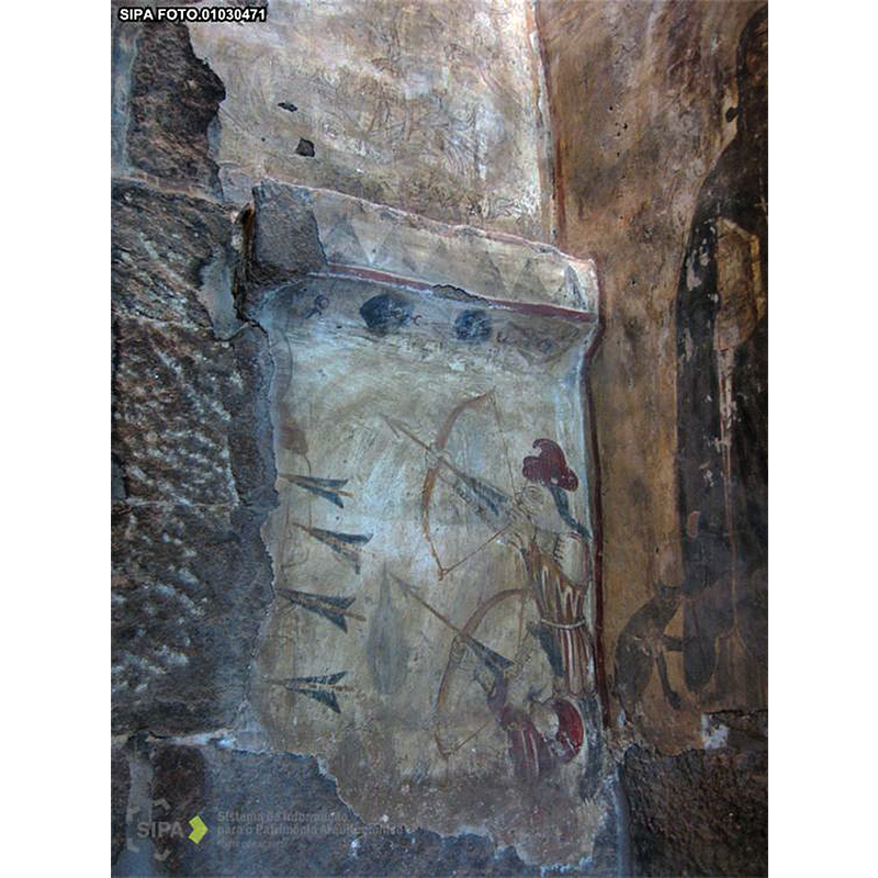 Source caption: "No arco triunfal, do lado da Epístola surge, no registo alto, o tema do "Homem Silvestre", sentado, e em baixo, um fragmento do Martírio de São Sebastião."