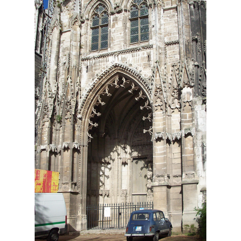 Source caption: "Portail des Marmousets de l'abbatiale, sur le transept sud."