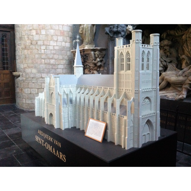 Source caption: "Maquette van de Abdijkerk van Sint-Omaars. Getrouwe replica op schaal 1/50 van de abdijkerk, die vroeger deel uitmaakte van de Sint-Pieter-en-Paulusabdij (later bekend als de Sint-Bertinusabdij) van Sint-Omaars. (Sint-Bertinuskerk, Poperinge, 14/10/2011.) [...] model: Hugo Vandekeere".