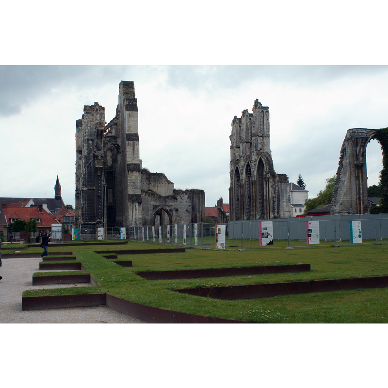 Source caption: "Ruines de l'abbatiale Saint-Bertin de Saint-Omer, vues depuis le chevet."