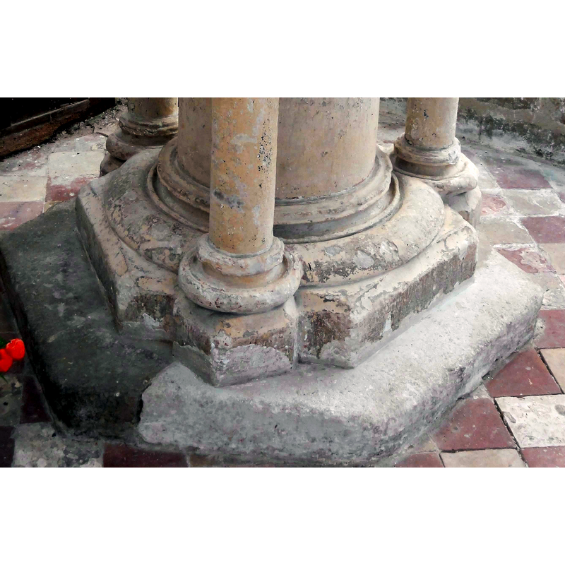 a combination of mouldings repeated in the central shaft and the three outer colonnettes