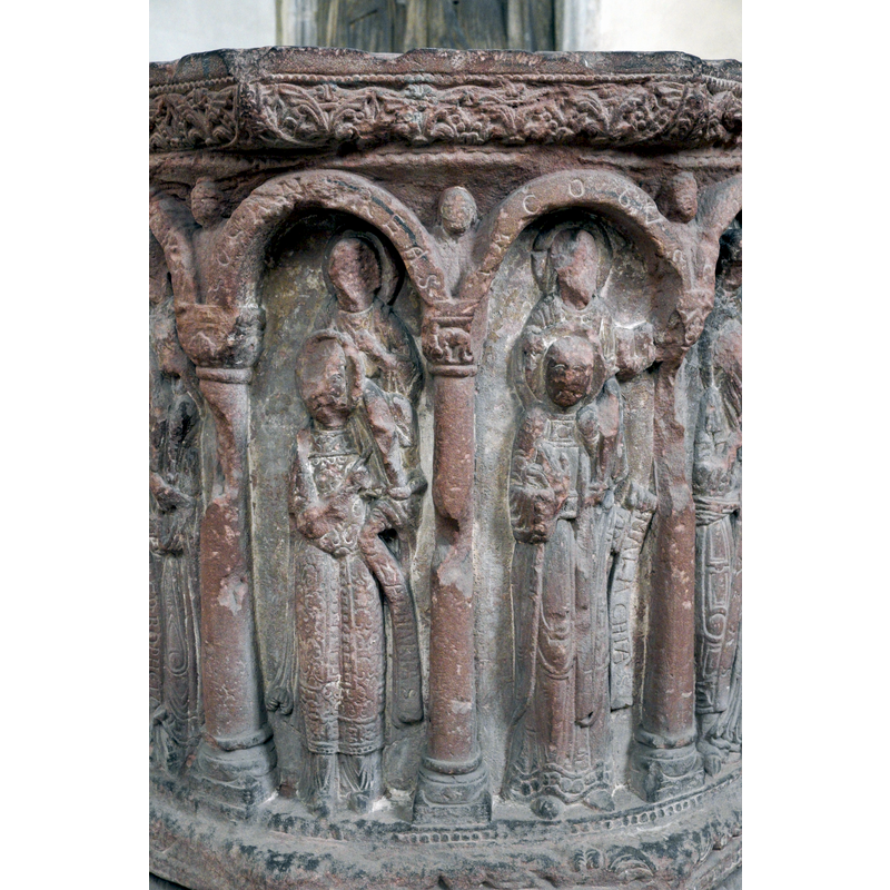 seen here in the left arch, on Zacharia's shoulders