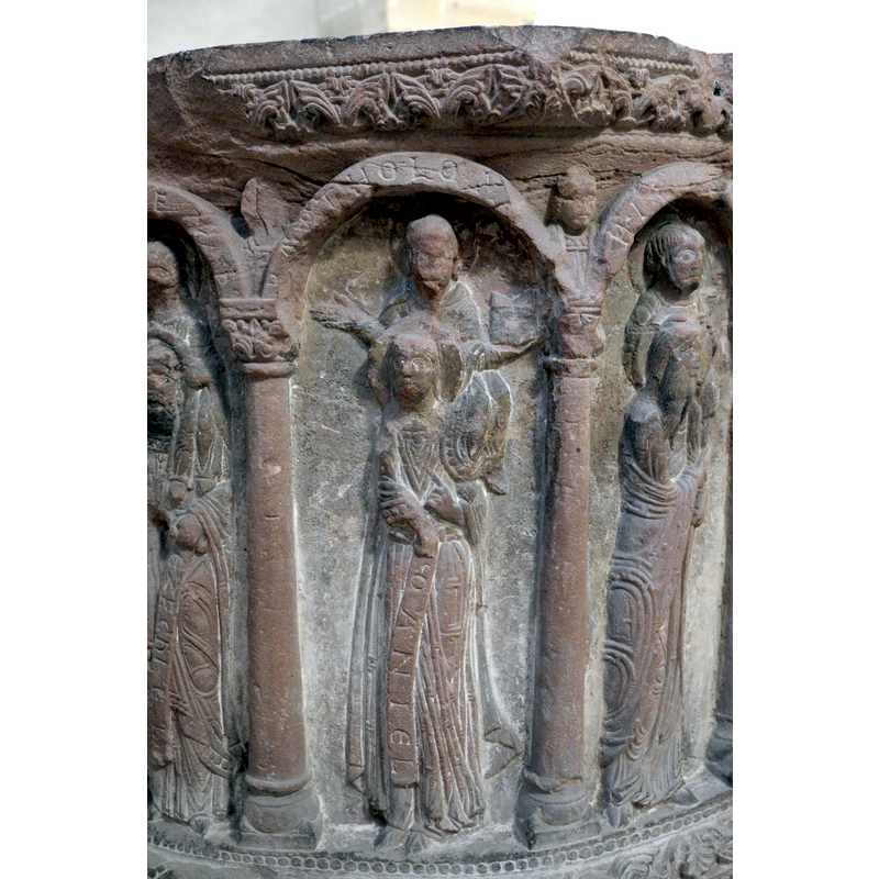 seen here in the centre arch, on Daniel's shoulders