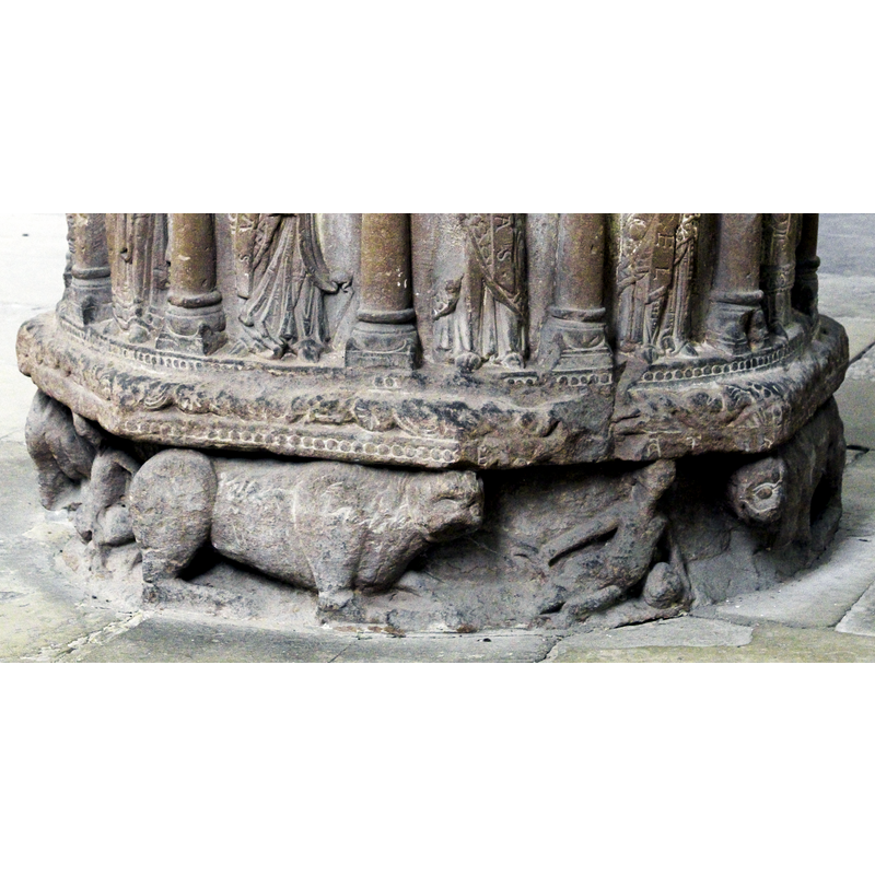 sharing the lower base with the symbols of the four rivers of Paradise