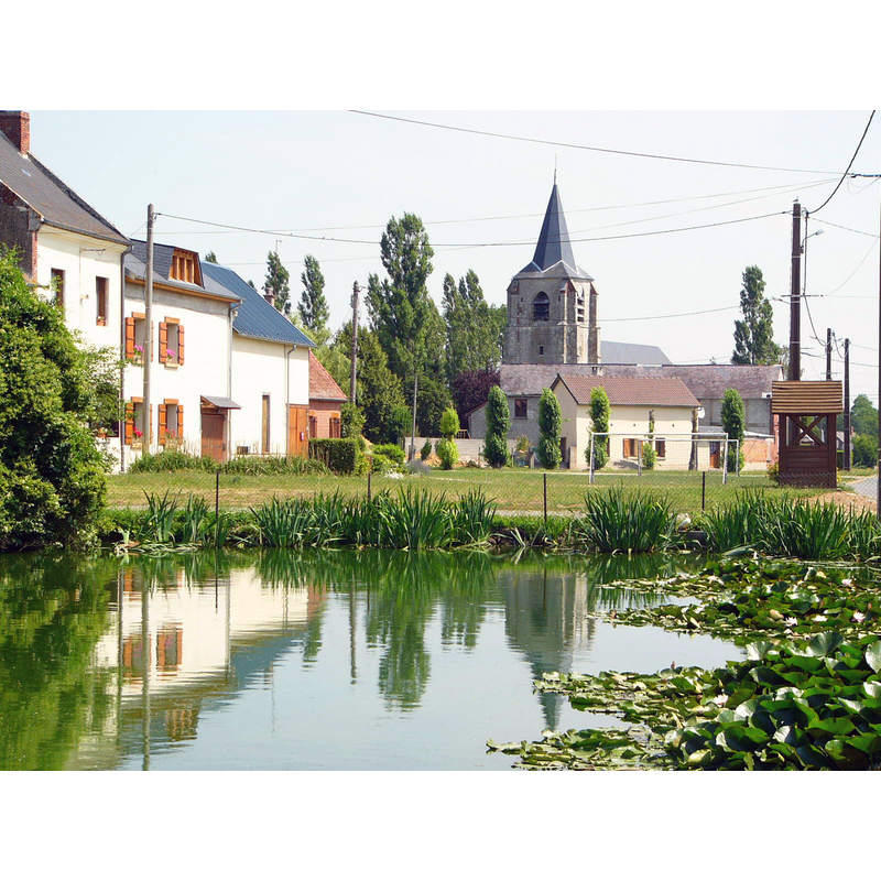 Source caption: "Vue de la mare de la rue principale, vers l'église".