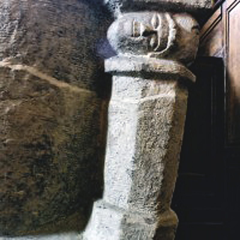 two can be seen on this particular capital: the one on the left lies horizontal while the one on the right is vertical