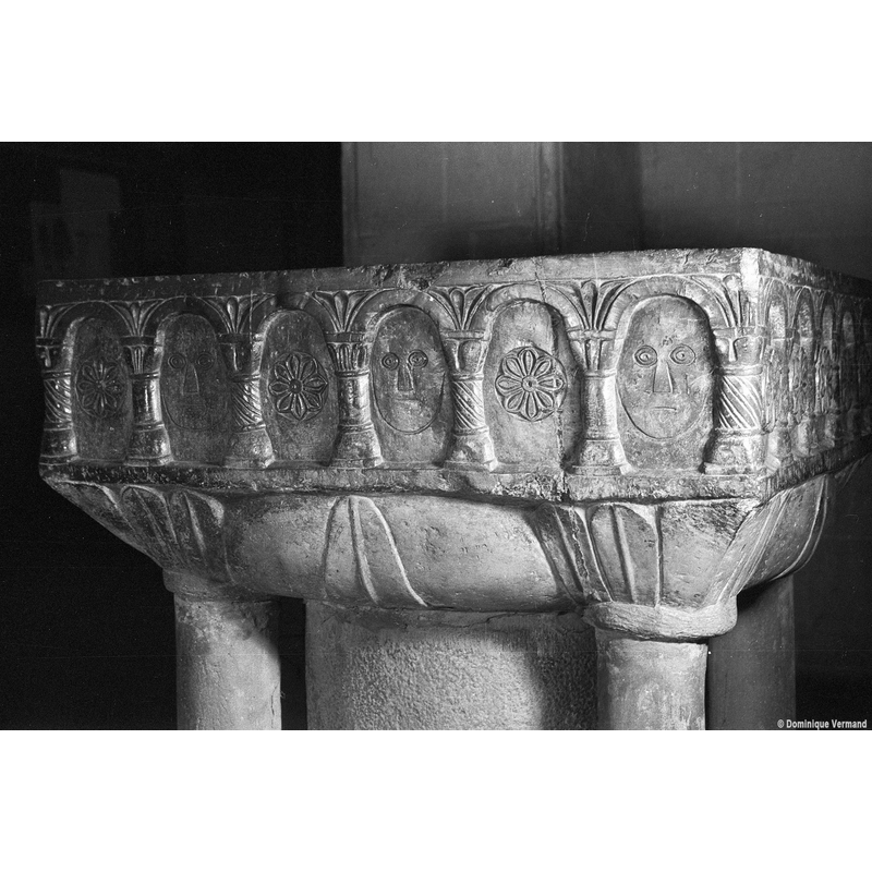 some of the columns have torsade pattern on them, others are plain