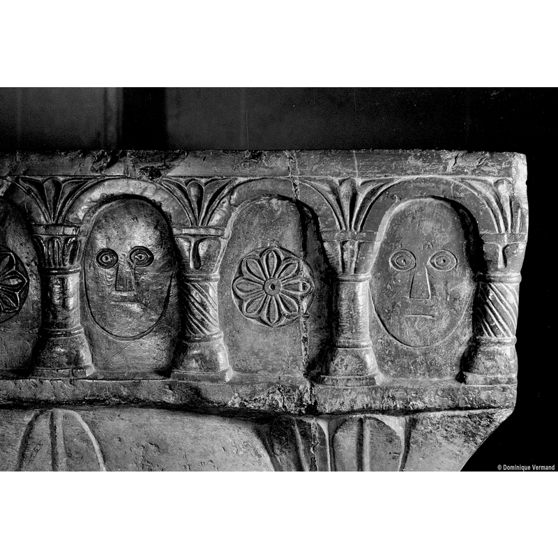 this motif is identical to the one that appears in one of the spandrels of the upper rim surface, the two rosettes on the sides of the human head