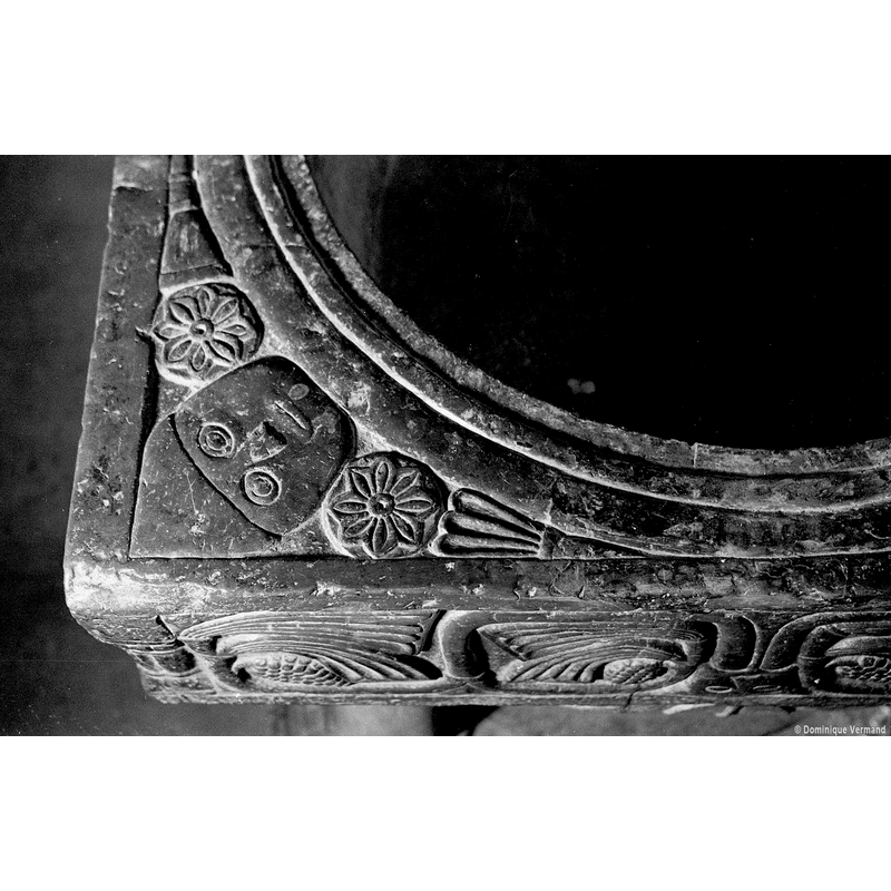on the sides of the human head here; they are identical to the ones found in the arches of the arcade that decorates the side of the basin