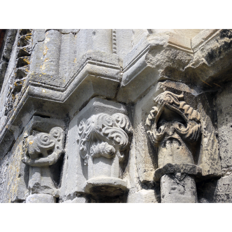 Source caption: "Saint-Vaast-lès-Mello (60), église Saint-Vaast, portail latéral sud, chapiteaux à gauche".