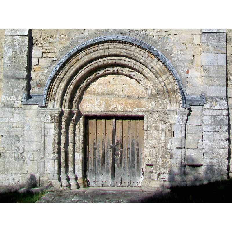 Source caption: "Portail roman dans la deuxième travée du bas-côté sud-est."