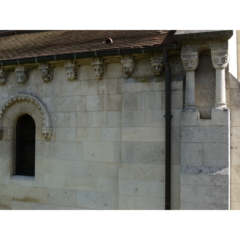 Source caption: "chapiteaux en forme de masque avalant les colonnettes Eglise romane de Tracy le Val, Oise, France".