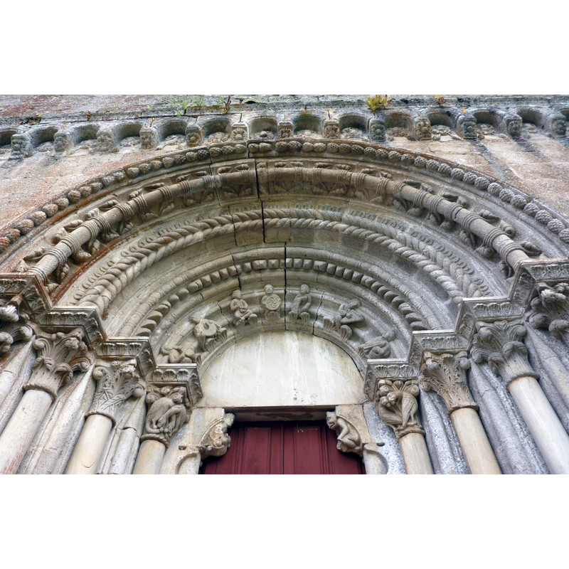 Source caption: "Kirche von Santo Estevo de Ribas de Miño (Saviñao) in der spanischen Provinz Lugo (Galicien), romanisches Archivoltenportal".