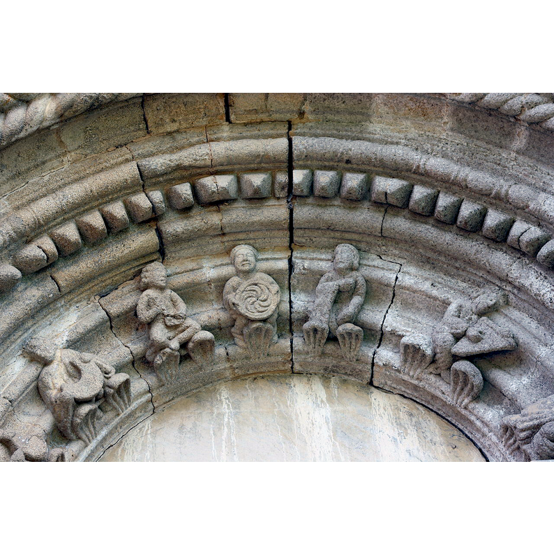 Source caption: "Kirche von Santo Estevo de Ribas de Miño (Saviñao) in der spanischen Provinz Lugo (Galicien), Archivolten des Portals".