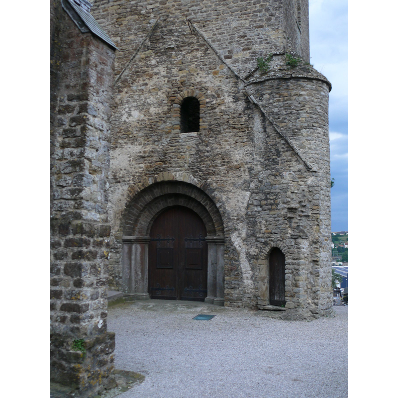 the contour of the west end of the nave can still be clearly seen on the east side of the tower