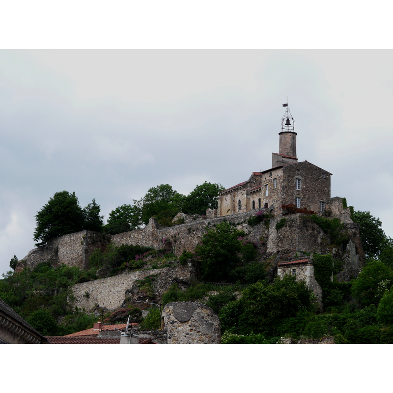 Source caption: "L'église Saint-Jean sur le site du château du Marchidial, Champeix, Puy-de-Dôme, France."