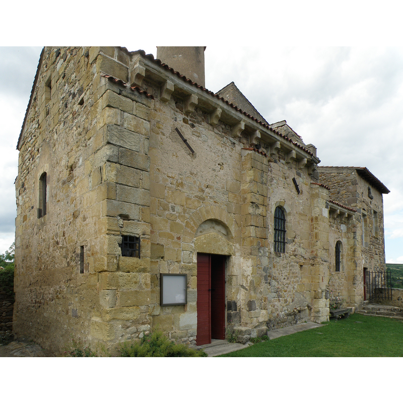 Source caption: "Champeix, comm. du Puy-de-Dôme (France, région Auvergne). Château du Marchidial : chapelle castrale Saint-Jean, porte d'entrée dans le flanc sud."