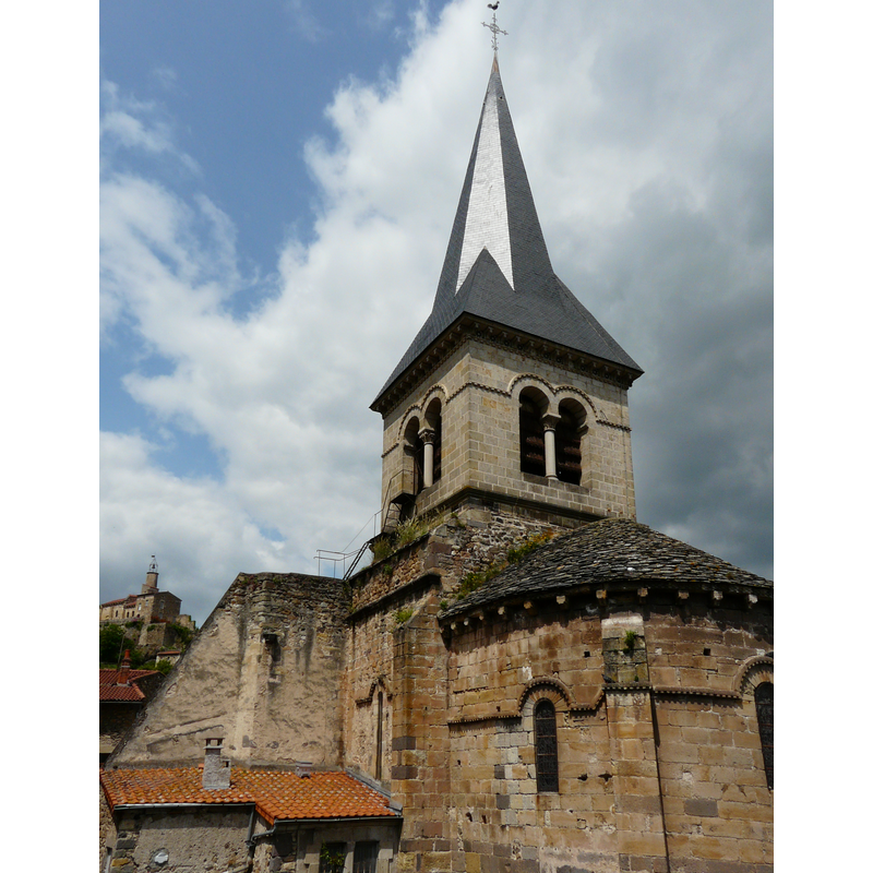 Source caption: "Le chevet de l'église Sainte-Croix de Champeix, Puy-de-Dôme, France. Au fond à gauche, l'église et le château du Marchidial.."