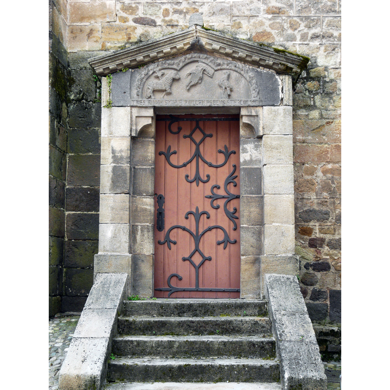 Source caption: "La porte du transept nord, église Sainte-Croix de Champeix, Puy-de-Dôme, France."