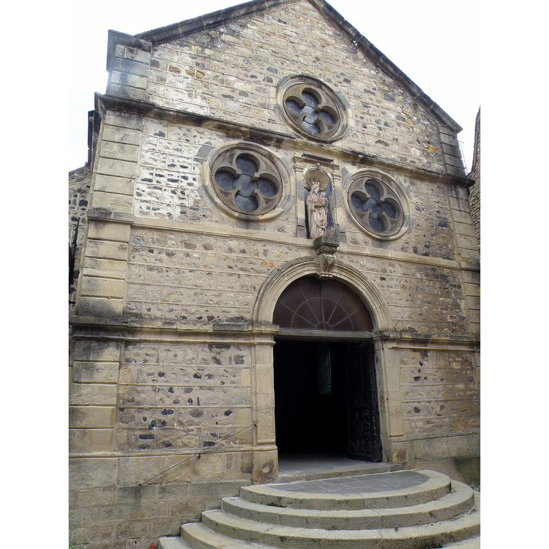 Source caption: "Champeix, comm. du Puy-de-Dôme (France, région Auvergne). Église Sainte-Croix, façade occidentale et portail d'entrée."