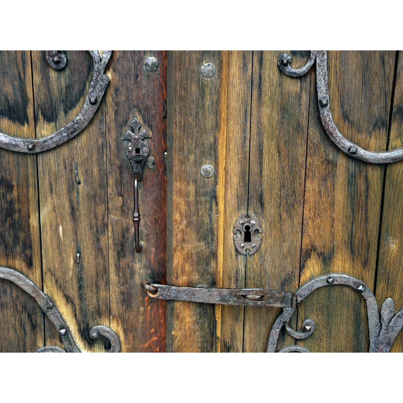 Source caption: "La serrure du portail de l'église Saint-Georges, Compains, Puy-de-Dôme, France."