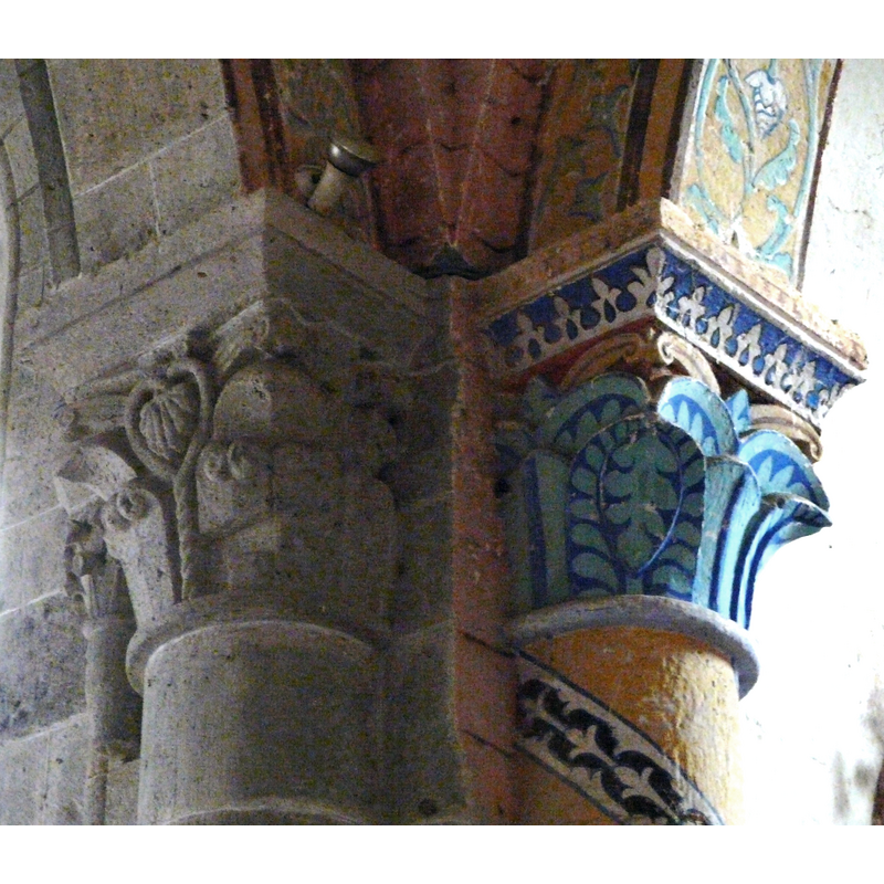 Source caption: "Chapiteaux de la croisée du transept, église Saint-Georges, Compains, Puy-de-Dôme, France."