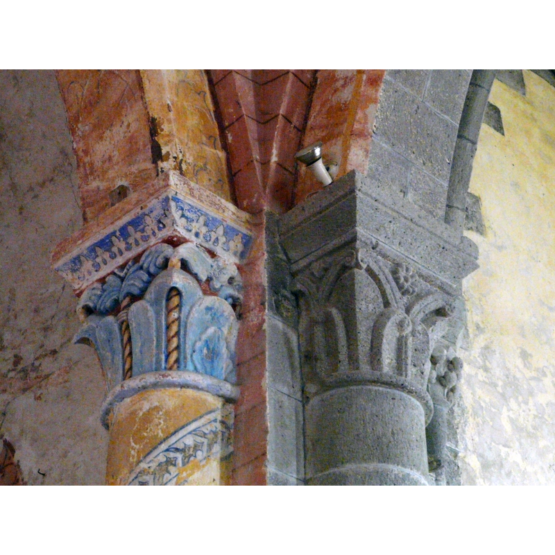 Source caption: "Chapiteaux de la croisée du transept, église Saint-Georges, Compains, Puy-de-Dôme, France."