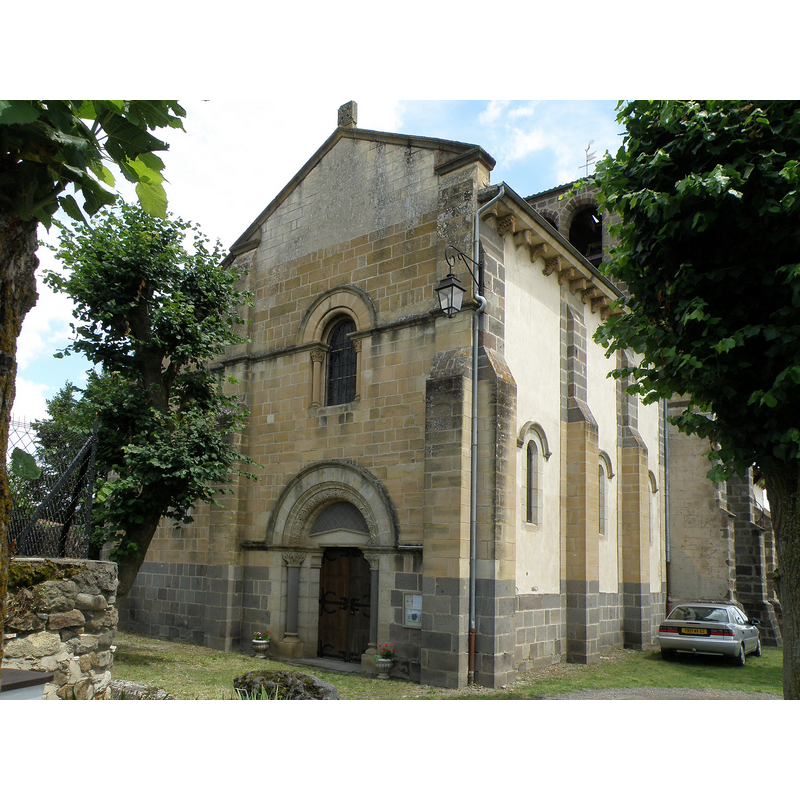 Source caption: "Montaigut-le-Blanc, comm. du Puy-de-Dôme (France, région Auvergne). Église Saint-Blaise, flanc sud (à droite) et façade occidentale avec portail d'entrée."
