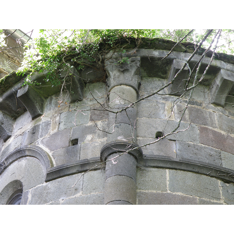 Source caption: "Montaigut-le-Blanc, comm. du Puy-de-Dôme (France, région Auvergne). Église Saint-Blaise, angle formé par la nef et le choeur (flanc nord de l'église), détail d'une colonne avec chapiteau."