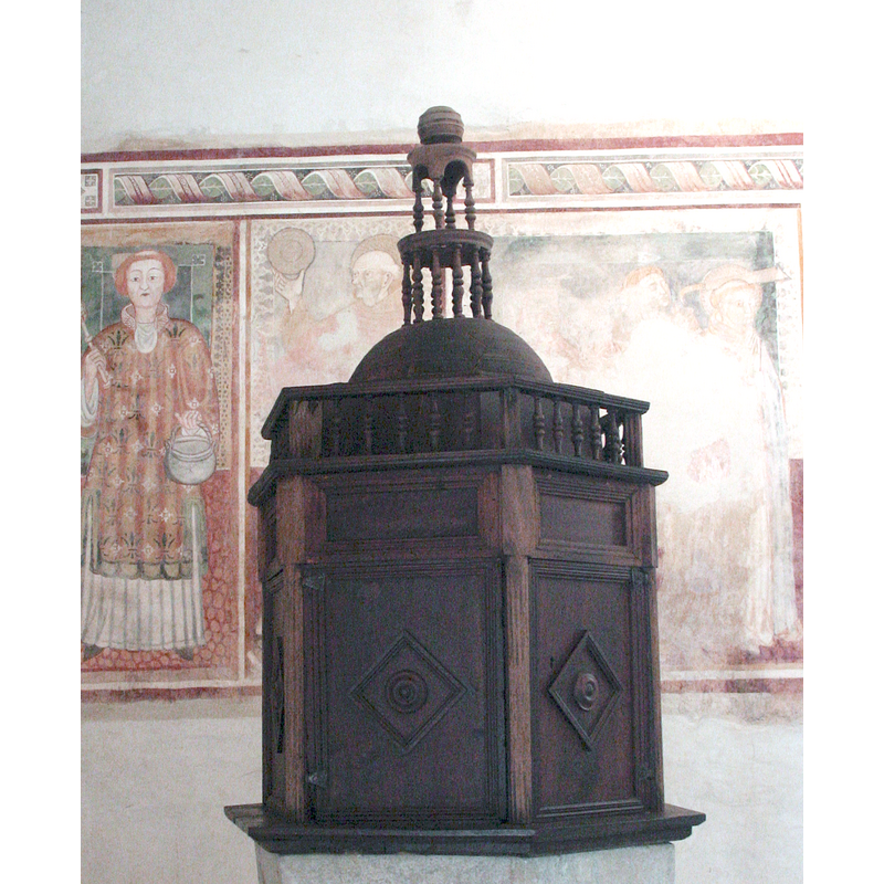 the rim-buffet type often found in churches of this region