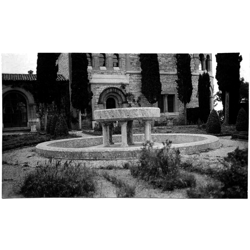 the photograph in Mémoire [ref.: AP66W01886] appears to illustrate not the font but a cloister fountain