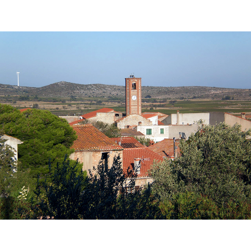 Source caption: "Le village d'Opoul (Pyrénées-Orientales) vu depuis le chateau".
