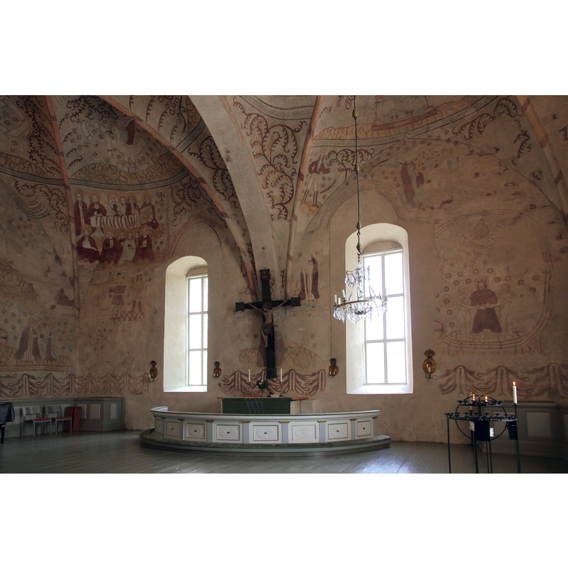 Source caption: "Altar of the Inkoo church and the medieval frescos on the eastern wall." Mid-14thC crucifix