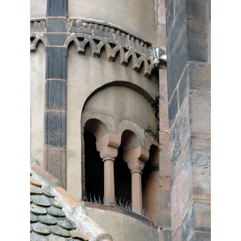 Source caption: "Colonnes romanes sur une ouverture de l'escalier"