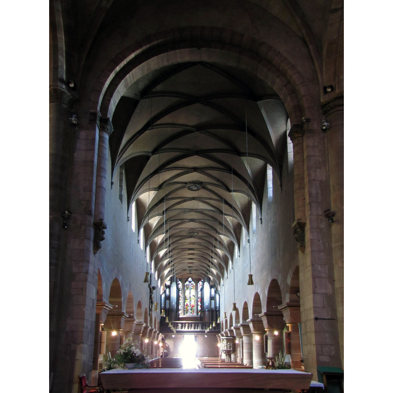 Source caption: "Vue intérieure de la nef vers le narthex."