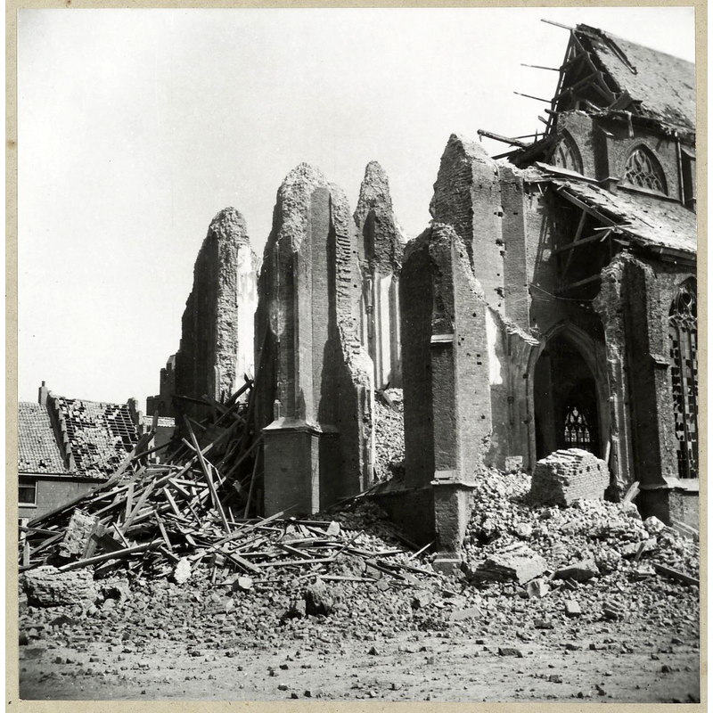 the church in 1945 at the end of WWII -- Source caption: "Nederlands Hervormde Kerk: Ruïne na oorlogshandelingen gezien vanuit het zuidwesten (opmerking: Fotograaf te Doesburg)"