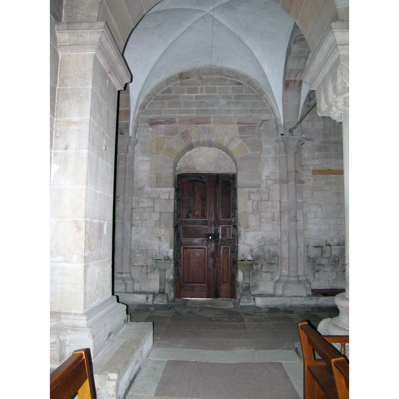 althogh captioned in the source as "Porte occidentale", the doorway is obviously an entry into the north aisle; the two stoups, like those flanking the west doorway, are also modern