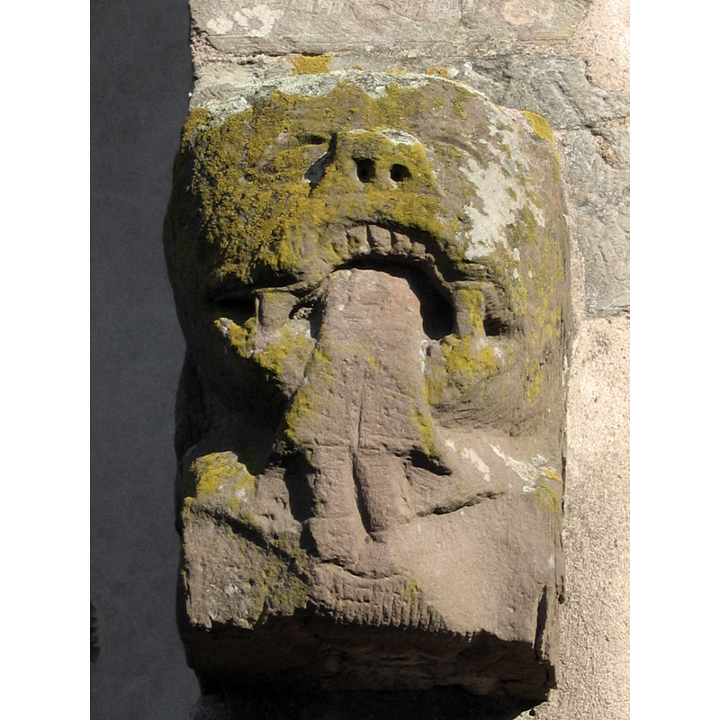 listed in Palissy [ref.: IM67010609]: "Dans l'angle antérieur gauche du clocher, une tête monstrueuse engloutit un homme à moitié avalé. Ce thème rappelle celui du chevalier Dietrich de Bern, et peut se rapprocher de celui représenté à Andlau et à Rosheim. Dans l'angle antérieur gauche de la nef, tête d'animal. Un relief semblable du côté droit de la nef. Le dernier relief, une tête humaine, est sculpté sur le tailloir de la baie géminée en façade antérieure du clocher [...] 12e siècle."