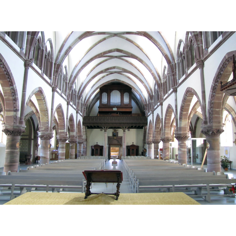 Source caption: "Pfaffenheim, Eglise Saint-Martin, Vue de la nef vers la tribune d'orgue" -- the reconstructed font at the far [west] end of the centre aisle