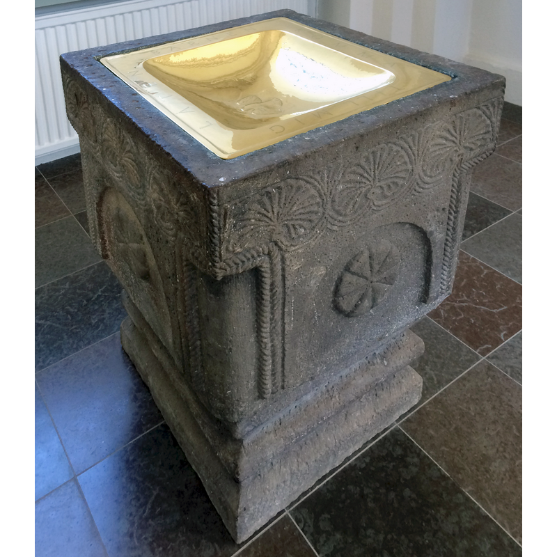 Source caption: "Dopfunten är en av kyrkans äldsta inventarier då den hämtades från Munkarps gamla kyrka. Den är tillverkad i sandsten på 1100 – talet.
Det mycket vackra dopfatet är i mässing och är utfört av T Jerkman 1947."