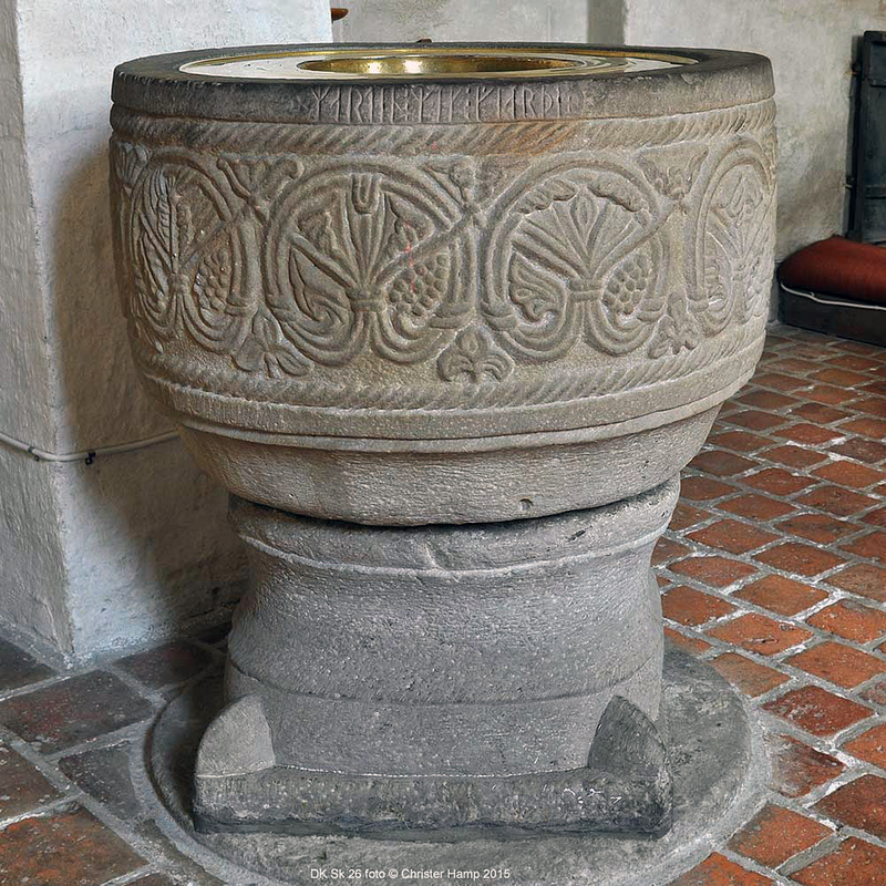 the upper spandrels are filled with the ends of the acanthus tendrils from the palmette centres; the lower spandrels have separate leaf motifs
