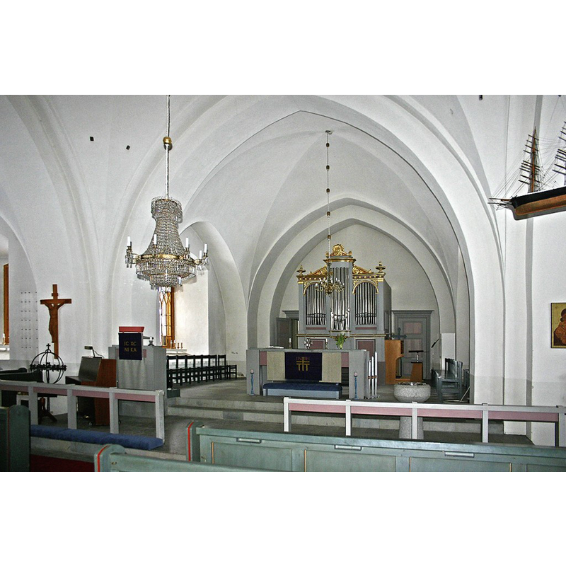the modern font is visible on the right [south] side, just east of the communion railing