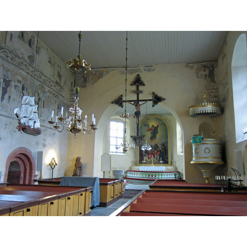the stone font, partially visible here at the far [east] end, left [north] side,is modern [mid-20thC] but of an old design