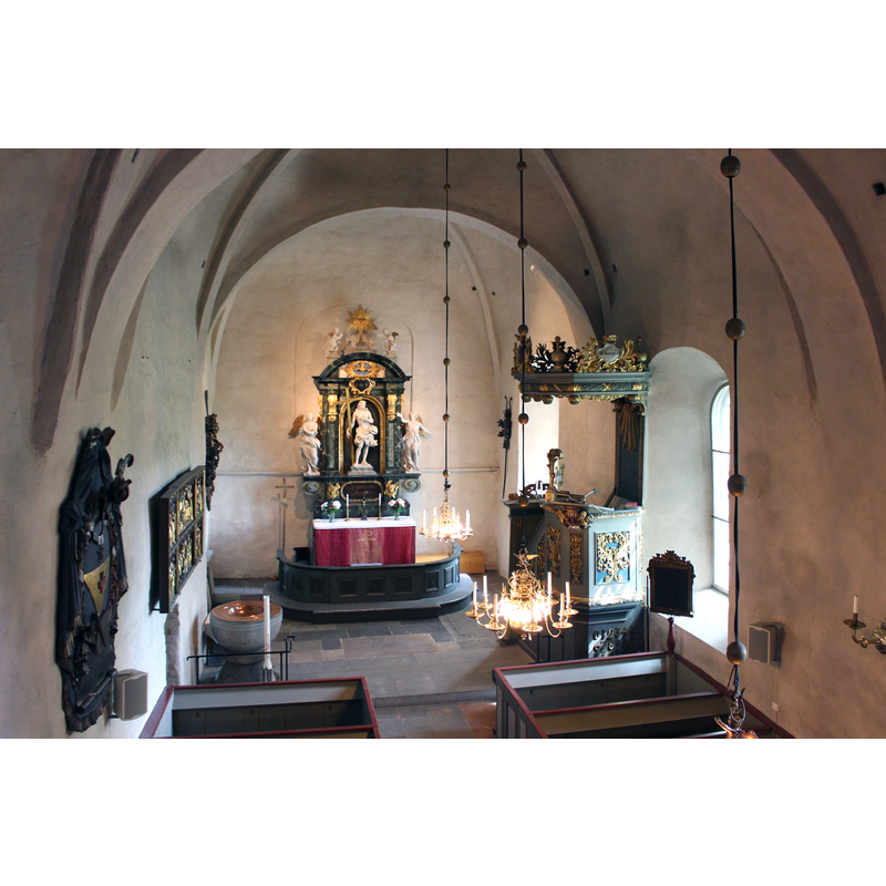 the font is visible on the left [north] side