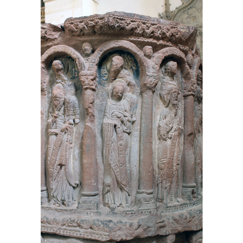 between Esdras (left) and Joel (right), carrying St. James on his shoulder