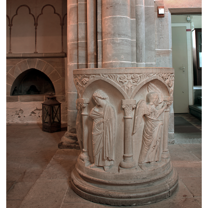 John the Evangelist in the left arch, part of the Crucifixion scene; Gabriel in the right arch, part of the Annunciation scene