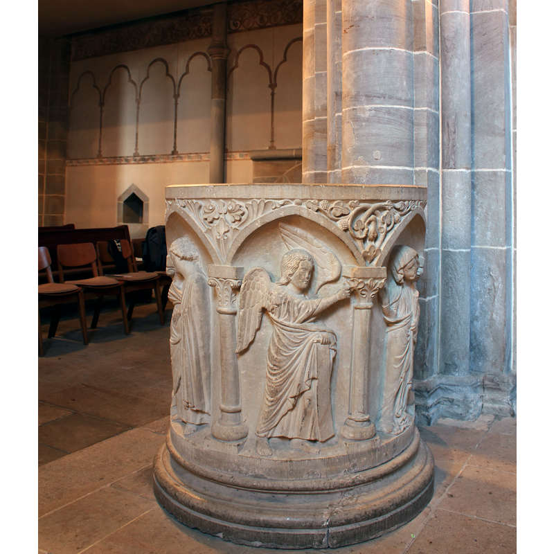 John in the left arch; Gabriel in the centre arch; Mary in the right arch